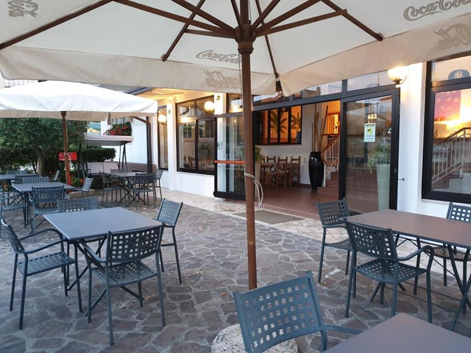 Hotel La Favorita Peschiera del Garda Bagian luar foto
