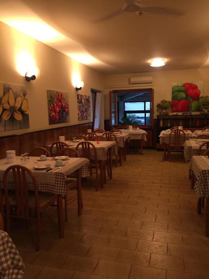 Hotel La Favorita Peschiera del Garda Bagian luar foto